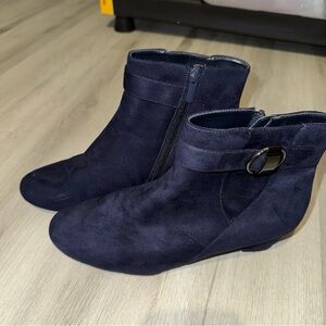 East 5th Women’s Size 8M Memory Foam Style Gretchen Navy Blue Suede Wedge Bootie